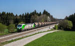 193 831 der SETG fährt mit einem Düngerzug bei Grabenstätt in Richtung München.