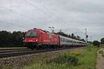 Mit einem EuroCity von Italien nach München fuhr am Mittag des 12.09.2017 die 1216 013 bei Zorneding in Richtung Zielbahnhof.