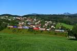 Bei Bergen im Chiemgau ergibt sich dieser schöne Ortsblick. Dort konnte ich am Abend des 23. Juli 2019 den von der Passauerbahn umgeleiteten DGS 40678 von Curtici nach Darmstadt Gbf aufnehmen. Es führte die von der Rurtalbahn Cargo angemietete 185 680, die mit ihrer Seitenwerbung für ein Studium der Schienenfahrzeugtechnik an der FH Aachen wirbt.