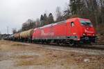 Mit einem Kesselwagenzug war die 185 606-1 der RheinCargo am 20.02.2020 in Richtung Norden unterwegs. Aufnahme aus dem Bahnhof Aßling (Oberbay).