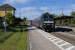 Ein sehr ungewöhnlicher Gast zwischen München und Salzburg ist die schwarze 185 566 des Lokomotiv-Vermieters MRCE.