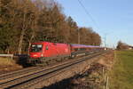 1116 050 aus Salzburg kommend am 6. Januar 2023 bei Hufschlag in der Nähe von Traunstein.