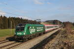 1016 021  GÖSSER-Bier  fuhr mit dem EC 112 aus Salzburg kommend, aufgrund belegter Gleise in Übersee auf dem Gegengleis. Aufgenommen am 12. Februar 2023 bei Hütt im Chiemgau.