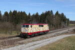 111 057 von  Smart-Rail  war am 21. Februar 2023 bei Sossau im Chiemgau in Richtung Freilassing unterwegs.