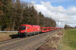 1116 054 war am 24. Februar 2024 bei Hufschlag mit einem  DB-Autoleerzug  in Richtung München unterwegs.