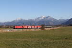 185 182 war mit einem Müllzug am 18. März 2025 bei Bernau am Chiemsee in Richtung Rosenheim unterwegs.