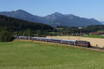 193 962 war mit einem  Nightjet  am 19. Juli 2025 bei Vachendorf im Chiemgau in Richtung Salzburg unterwegs.