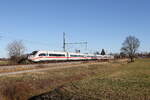 412 218 war als  ICE 114  am 10. Dezember 2025 bei Übersee am Chiemsee auf dem Weg nach Dortmund.