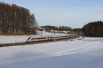 412 218 war als  ICE 116  am 1. Januar 2026 bei Axdorf im Chiemgau auf dem Weg nach Frankfurt.