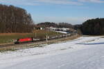 1116 140 mit einem gemischten Güterzug aus Salzburg kommend am 3. Februar 2026 bei Axdorf.