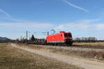 185 168 war mit einem Stahlzug am 10. Februar 2026 bei Übersee auf dem Weg nach Freilassing.