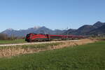 1116 213 war am 8. April 2026 bei Bernau am Chiemsee in Richtung Rosenheim unterwegs.