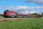  Ein Railjet mit Lok 1116 215 am 22.10.2026 bei Bergham. 