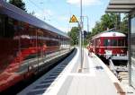 Bahnhof Bad Endorf: am Gleis 2 fhrt gerade Railjet RJ 60 Budapest - Mnchen in vollem Tempo durch, whrend am Gleis 1 gemtlich Triebwagen VT 103 der Chiemgauer Lokalbahn auf die Abfahrt nach Obing