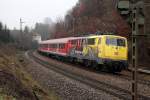 111 024 schiebt den RE von Salzburg nach Mnchen, aufgenommen am 23.11.2012 bei Bergen.