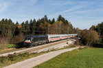 182 526 fährt mit dem IC 2082 bei Grabenstätt in Richtung München, aufgenommen am 1. November 2016.