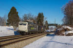 139 558 von RailAdventure schleppt die verunfallte 189 408 bei Übersee in Richtung München, aufgenommen am 27. Januar 2017.