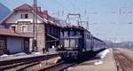 Heute existiert hier nur noch das stumpf endende Streckengleis direkt am Bahnhofsgeb�ude. Im April 1981 hatte der Bahnhof Ruhpolding noch Kapazit�ten f�r einige Sonderz�ge. Hier ist die wendezugf�hige, aus noch vorhandenen Teilen erst nach dem Krieg fertiggestellte 144 187 vor dem Silberling-Pendelzug nach Traunstein zu sehen. 