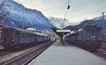 Ende Dezember 1977 ist 144 503-0 auf dem Weg von Freilassing nach Berchtesgaden im Bahnhof Bad Reichenhall eingetroffen, daneben wartet 144 507-1 auf die Ausfahrt in die Gegenrichtung.