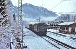 Auf den Tag genau vor 46 Jahren, am 30.12.1977, trifft die 144 509-7 mit einem Nahverkehrszug von Berchtesgaden nach Freilassing im Bahnhof Hallthurm ein.