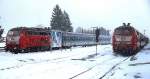 Bei starkem Schneetreiben warten 218 312-7 und 218 359-8 Ende November 1998 im Bahnhof Schliersee auf die Weiterfahrt nach München bzw.