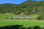 Auf dem Weg von München nach Bayrischzell ist am 23.09.2021 ein LINT 54 der Bayerischen Regiobahn bei Aurach unterwegs