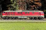 Ludmilla 232 086 an einem Bauzug am 29.10.2025 zwischen den Ortschaften Hammer und Gaitau.
