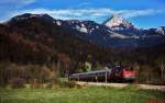 Im Frühjahr 1989 hat 218 351-9 mit ihrem Personenzug von Bayrischzell nach München  Fischbachau erreicht. Im Hintergrund der 1.838 m hohe Wendelstein.