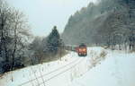 Winter im Bayerischen Oberland 2: Bei leichtem Schneegriesel schiebt 218 319-2 Anfang Januar 1991 einen Wendezug am Schliersee entlang nach Bayrischzell