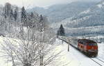 Winter im Bayerischen Oberland 2: 218 312-7 fährt Anfang Januar 1986 oberhalb von Neuhaus mit einem Nahverkehrszug nach München