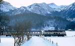 Winter im Bayerischen Oberland 2: Bei Osterhofen ist eine unbekannte 218 Anfang Januar 1992 unterwegs, im Hintergrund die 1.756 m hohe Aiplspitz