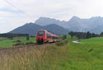 Karwendel Panorama: 2442 214 rollt gerade die Schmalenseehöhe zwischen Mittenwald und Klais hinab.