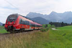 Karwendel Panorama: 2442 214 rollt gerade die Schmalenseehöhe zwischen Mittenwald und Klais hinab.