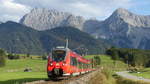 Ein 2442 auf seinem Weg nach München zwischen Mittenwald und Klais mit dem Karwendel-Gebirge im Hintergrund.