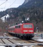 111 019-6 verlsst am 13.3.2010 mit einem Regionalzug der Relation Innsbruck-Mnchen den Bahnhof Eschenlohe.