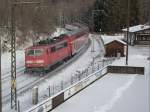 Am 26.01.2013 schiebt 111 215 ihre RB nach Mnchen Hbf die Steigung bei Hechendorf hinauf.