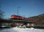 Am 26.01.2013 erreicht 111 171 mit ihrer RB nach Mittenwald den Bahnhof Eschenlohe.