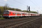 Die 111 005-5 schiebt den Karlsruher Steuerwagen als RB von Mittenwald nach Mnchen durch Mnchen Westkreuz am 25.04.2013