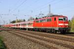 Die 111 031-1 zieht die RB von Mnchen nach Mittenwald durch Mnchen Westkreuz am 25.04.2013