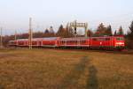 Die 111 021-2 mit Merdidian AAufkleber zieht die RB von München nach Mittenwald im letzten Licht durch München Westkreuz am 11.12.2013