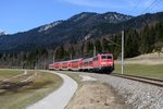 111 174 wurde jahrzehntelang im anstrengenden S-Bahn-Dienst an Rhein und Ruhr geschunden, inzwischen findet die Maschine im bayerischen Voralpenland ihr Ausgedinge. Hier konnte sie zwischen Gerold und Klais mit der RB 59513 nach Mittenwald abgelichtet werden (14. April 2013).