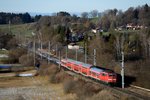 Die gut gepflegte 111 044 beschleunigt ihre RB 59515 aus dem Bahnhof Huglfing hinaus (08.