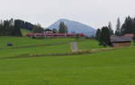 Beim Seppl Hof: Die Gäste des Seppl Hof und des Landhauses Wackerl etwa einen Kilometer weiter in Richtung Klais haben einen Panoramablick auf die Mittenwaldbahn.