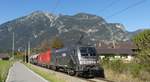 1116 182 und 2016 043 ziehen einen Güterzug gen Innsbruck aus Garmisch-Partenkirchen hinaus.