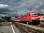 Am 16.08.2012 wartet 111 180 in Weilheim auf die Busse des Schienenersatzverkehrs aus Richtung Murnau.