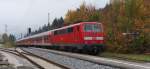 111 021 verlässt den Bahnhof Klais in Richtung Garmisch-Partenkirchen.