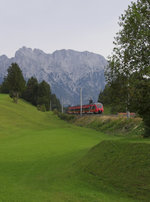 Mit Karwendelblick bietet sich diese Perspektive auf die Mittenwaldbahn.