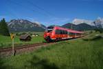 Am 11.06.2017 war 2442 704 als RE 4870 auf dem Weg von Mittenwald nach München Hbf. Kurz vor Klais bietet sich ein schöner Blick auf das Karwendelgebirge.