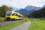 Im Wochenumlauf vom 05.10.2015 bis 10.10.2015 war ein ÖBB Werbetalent auf der Mittenwaldbahn anzutreffen. 4024 088-9 trägt Werbung für die Raiffeisenbank. Außergewöhnlich ist, dass der Werbetalent nur auf einer Stirnseite das ÖBB Emblem trägt, auf der anderen Stirnseite trägt er das Raiffeisenlogo. Der Triebwagen ist auf der Relation Innsbruck - Mittenwald - Garmisch-Partenkirchen unterwegs und hat gerade den Bahnhof von Klais verlassen. Bahnstrecke 5504 München Hbf. - Mittenwald Grenze am 05.10.2015 