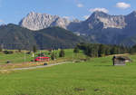 Recht neu waren im Jahr 2014 die  Hamsterbäckchen  auf der Mittenwaldbahn. Von unserer Ferienwohnung hat man einen tollen Blick auf die Bahn und auch auf das Karwendelgebirge. 2442 224 ist als RB Mittenwald - München unterwegs und rollt die Schmalenseehöhe hinab. 06.10.2014 - Bahnstrecke 5504 München - Mittenwald Grenze